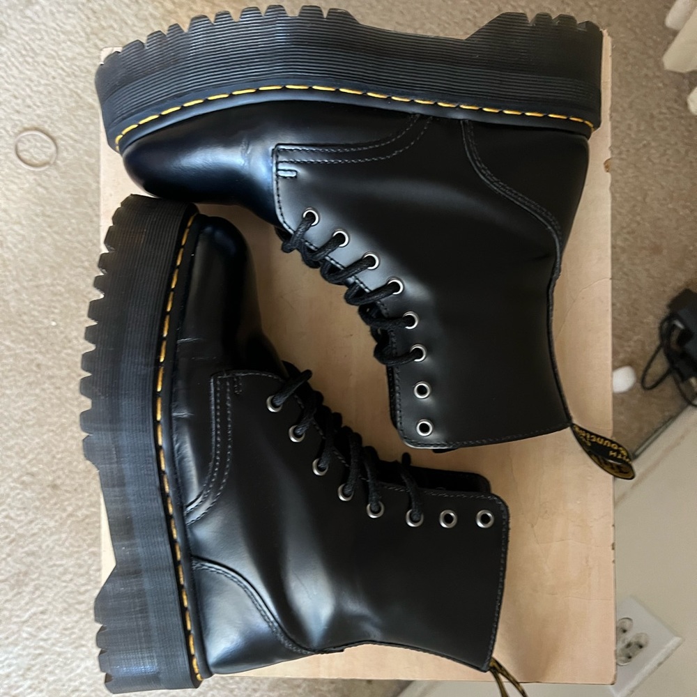Jadon platform Dr. Martens smooth size 8 women’s